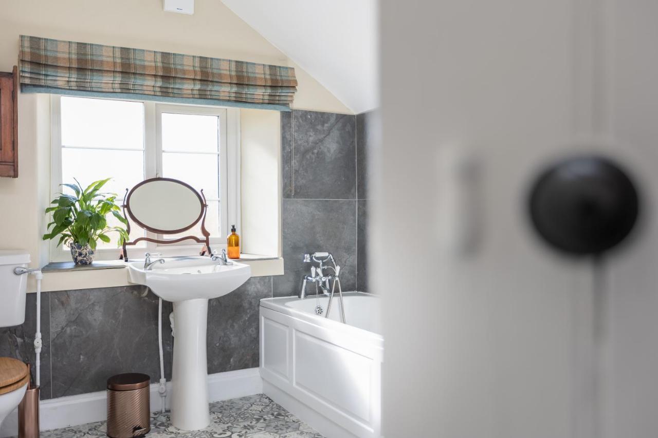 Luxury Farmhouse With Stunning Views And Hot Tub Ebberston Eksteriør billede